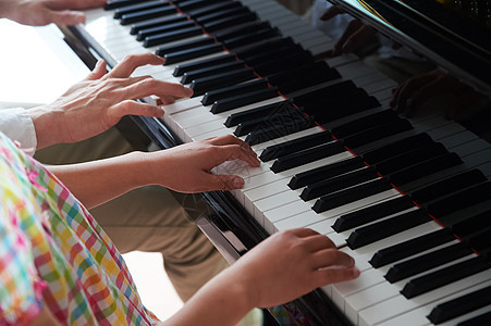 孩子在家上钢琴课图片