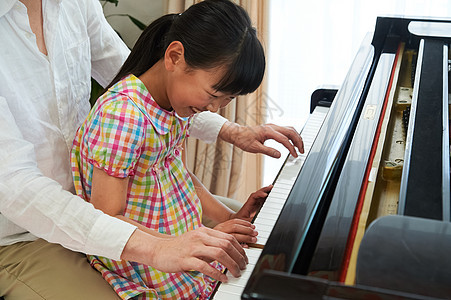 学习弹钢琴的女孩图片