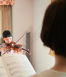 父母和孩子们上小提琴课图片