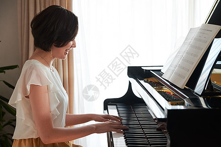 一个女人弹钢琴图片
