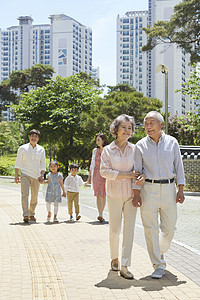 三代家庭外出散步图片
