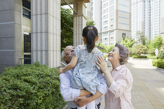 爷爷奶奶带着小女孩玩耍图片