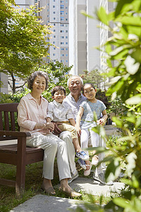 爷爷奶奶带着孙子孙女在户外玩耍图片