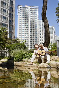 水池边弹吉他的老年夫妇图片