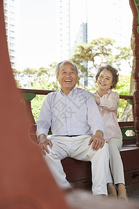 老年夫妇户外休闲背景图片