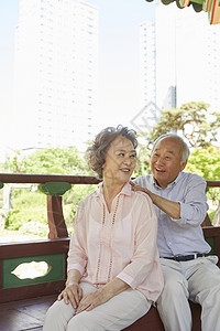 户外的轮廓毒蛇老年夫妇图片