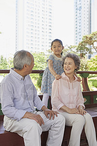 老年夫妇带孙女户外散步图片