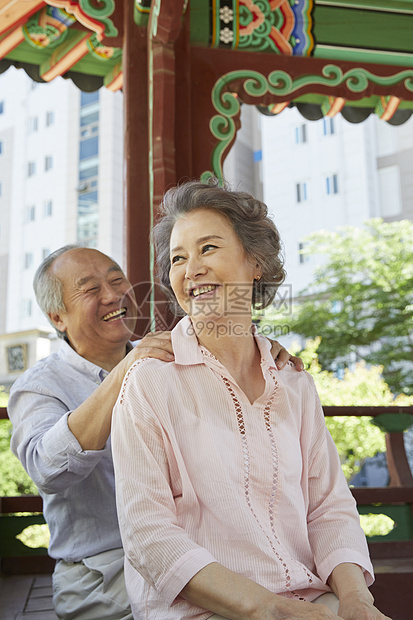 户外帮妻子按摩的丈夫图片