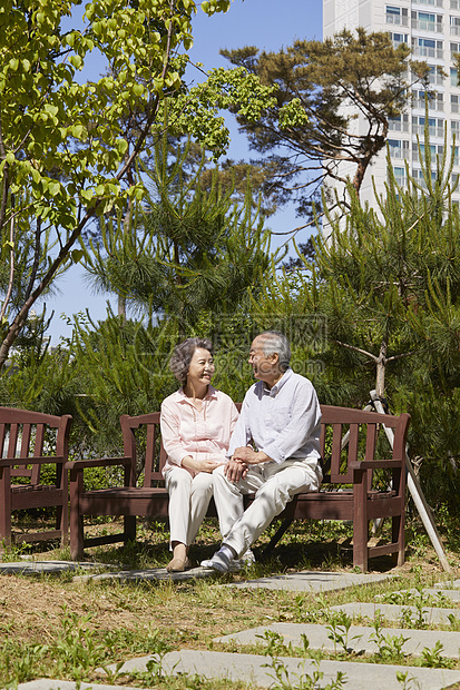 坐在公园长凳上休息的夫妇图片