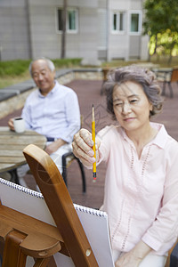 老年夫妇户外画画图片