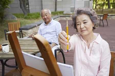 老年夫妇户外画画图片