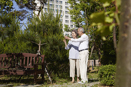 老年夫妇小区散步图片