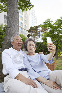 户外视频通话的老年夫妇图片