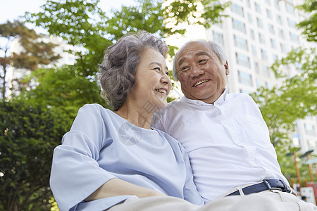 依偎在一起的老年夫妇图片