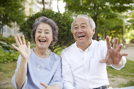 老年夫妇打招呼图片