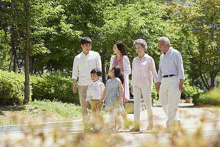父母祖孙祖孙三代一起逛公园背景