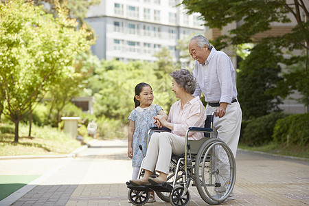 爷爷推 轮椅带奶奶出来散心背景图片