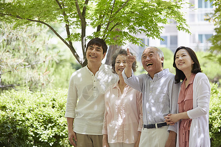 韩国年轻人陪伴父母户外出行背景