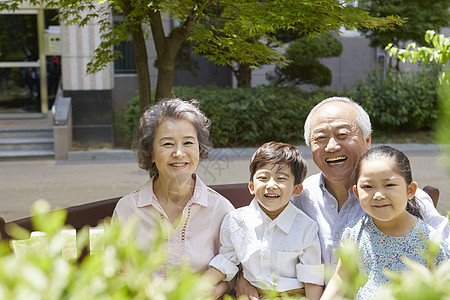 孙子孙女陪伴爷爷奶奶玩耍图片素材