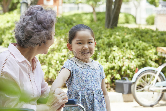 奶奶带着孙女出去玩图片