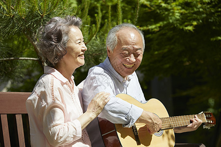 公园里弹吉他的老年夫妇图片