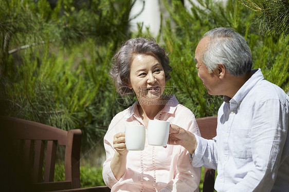 老年夫妇户外休息喝茶图片