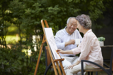 公园里绘画写生的老年女性图片