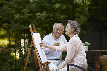 户外公园放松休息的老年夫妇图片