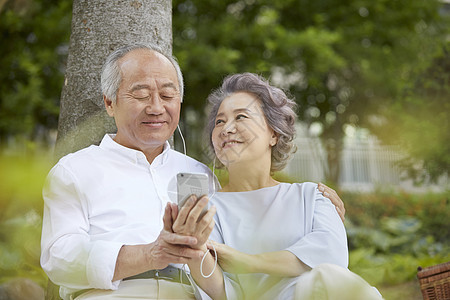 带上耳机听音乐的老年夫妇图片