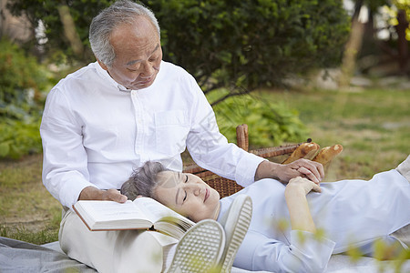 户外野餐休息放松的老年夫妇图片