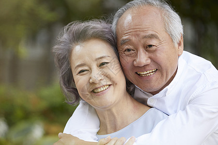 拥抱的老年夫妇背景图片