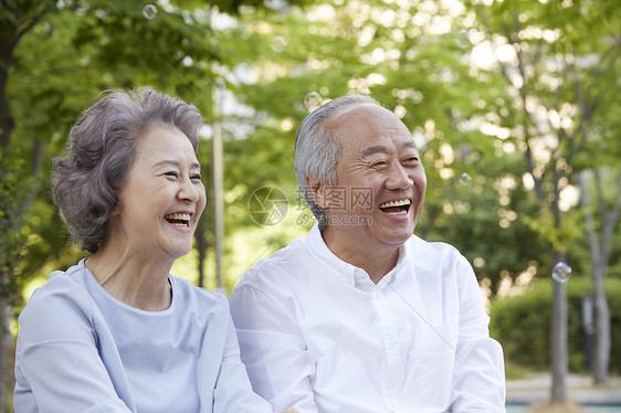 户外郊游开心的老年夫妇图片