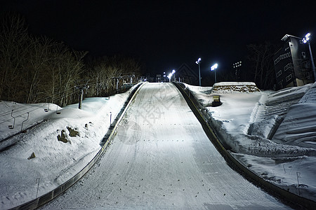 夜晚冷清的滑雪场图片