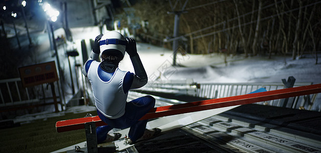 夜晚滑雪场训练的运动员图片