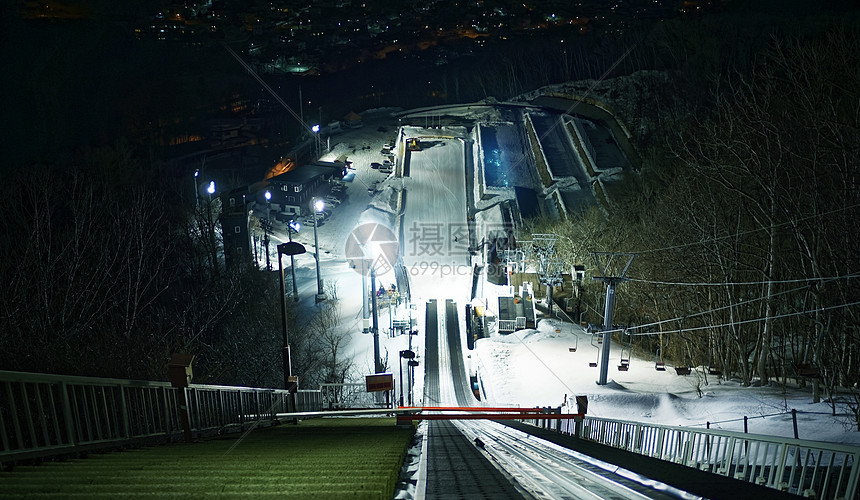 夜晚灯火通明的滑雪场图片