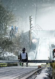 滑雪场训练的运动员图片