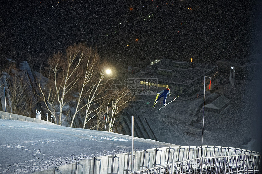 滑雪场跳跃滑翔的运动员图片