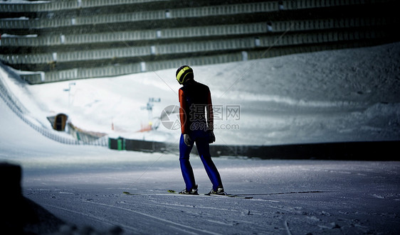 夜晚滑雪训练场的运动员图片