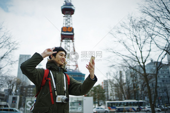 户外旅游自拍留念的青年男性图片