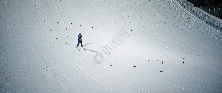 滑雪场上的运动员图片