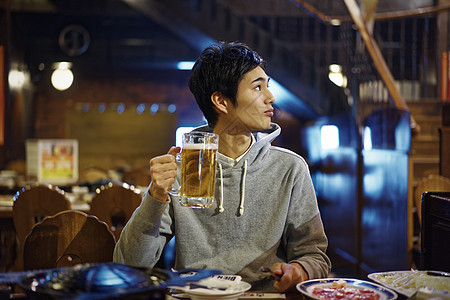 拿着一杯啤酒的青年男性图片