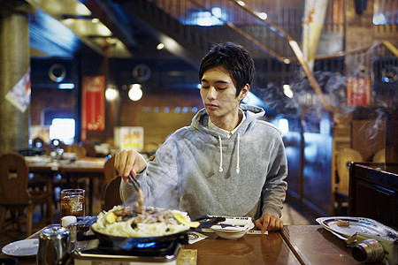 餐馆里独自吃饭的青年男性图片