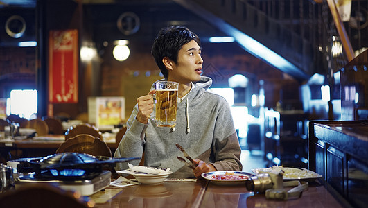 餐厅里看菜单的成年男性高清图片下载 正版图片 摄图网