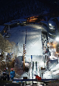 夜晚滑雪场训练的运动员图片