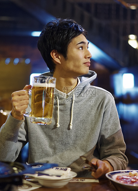 拿着一大杯啤酒的成年男性图片