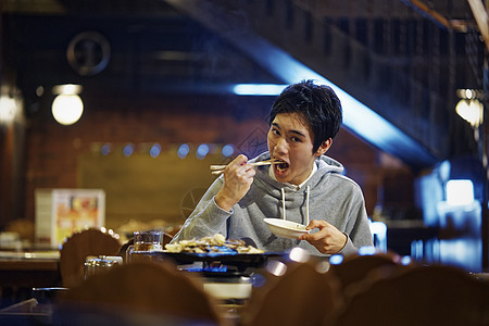 独自吃着铁板烤肉的青年男性图片