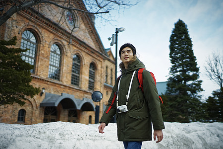 独自观光旅游的男青年图片