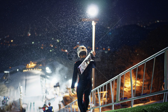 夜晚训练跳台滑雪的运动员背影图片