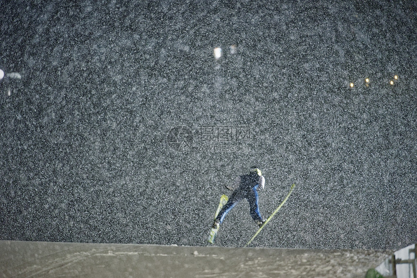 雪中训练的运动员图片