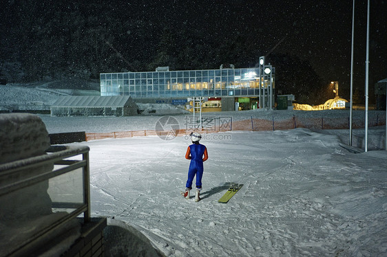 滑雪场穿着运动服的运动员图片